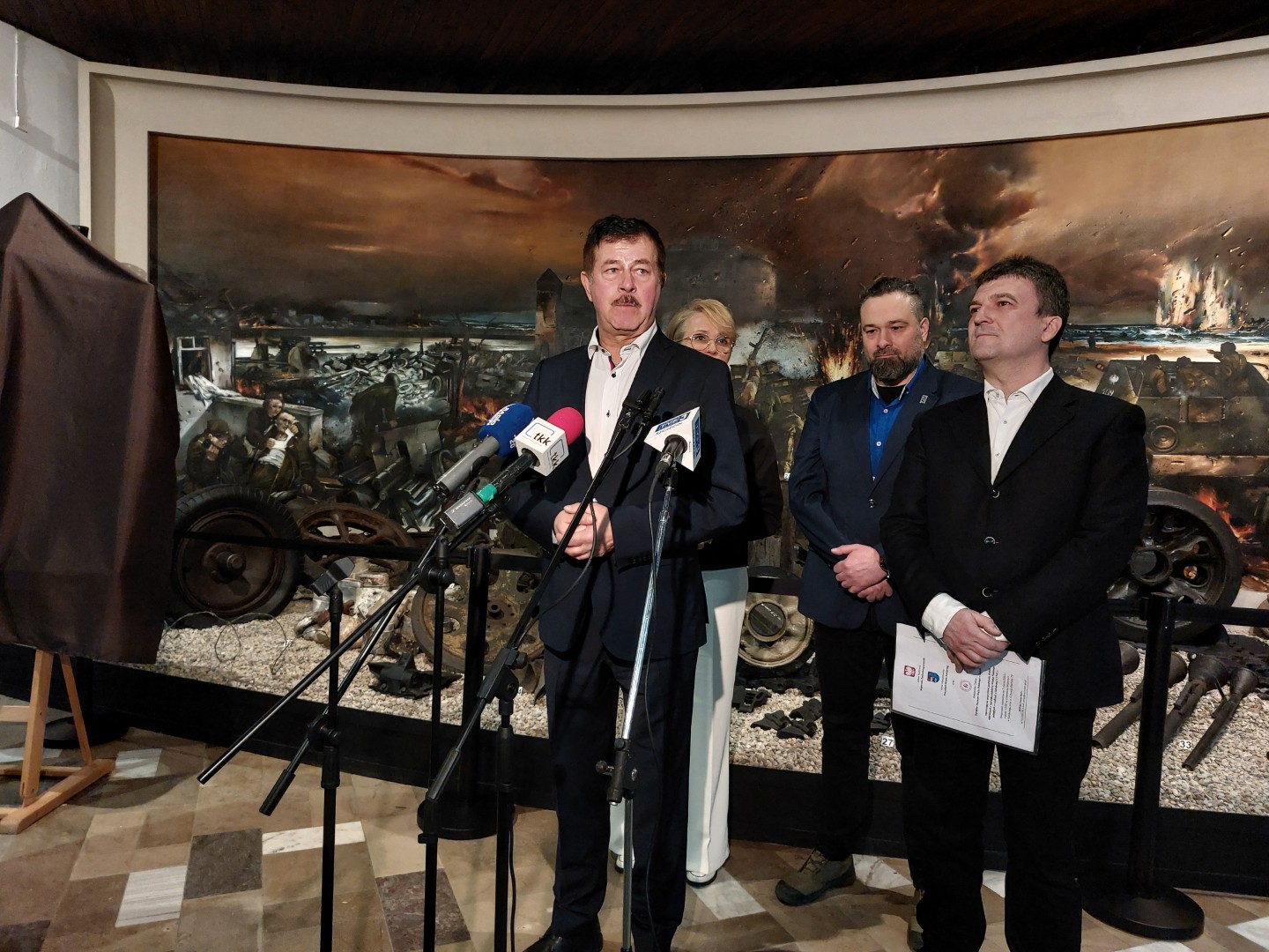 Starosta zabiera głos podczas konferencji prasowej